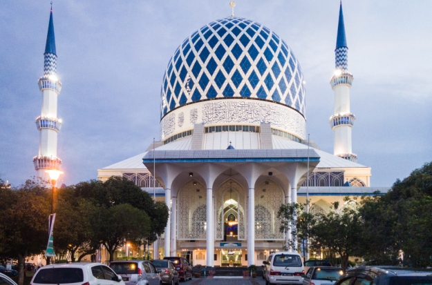 Masjid Sultan Shalahuddin Abdul Aziz Shah saat maghrib