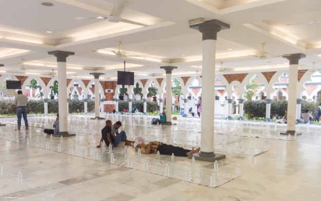 Suasana sekitar 1,5 jam sebelum berbuka di Masjid Jamek