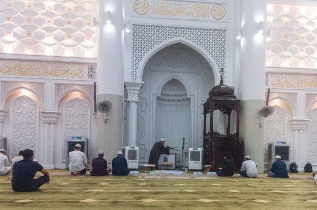 Menunggu waktu Isya' di Masjid Al-Bukhary