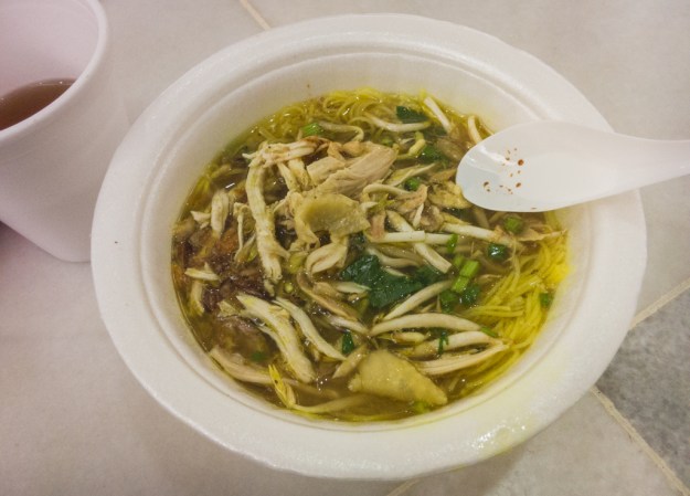 Soto ayam yang disajikan sesudah sholat Tarawih