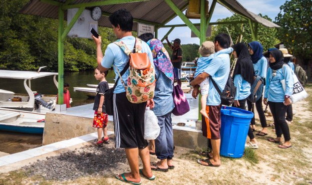 Bersiap menaiki perahu di dermaga mangrove point