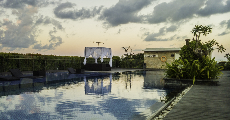 Suasana kolam renang H. Sovereign Bali saat sunrise