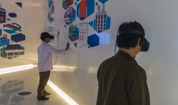 Merasakan naik MRT dengan VR