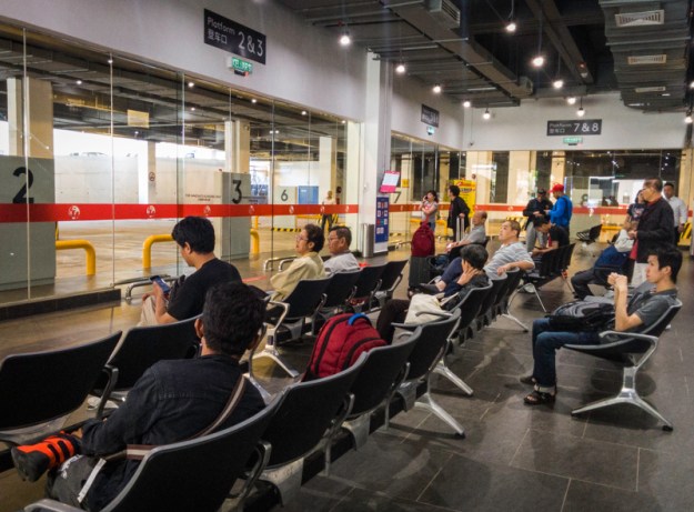 Menunggu keberangkatan di Terminal Bus Awana