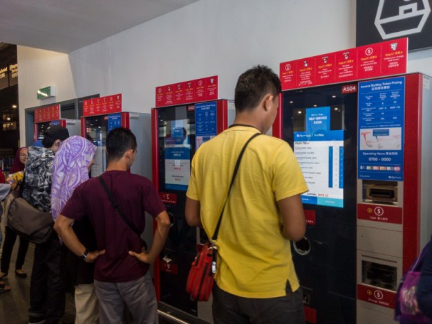 Membeli tiket kereta gantung