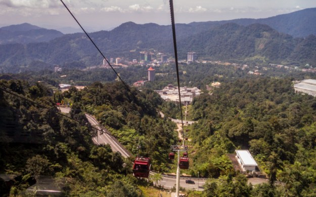 Meninggalkan Stasiun Awana Skyway