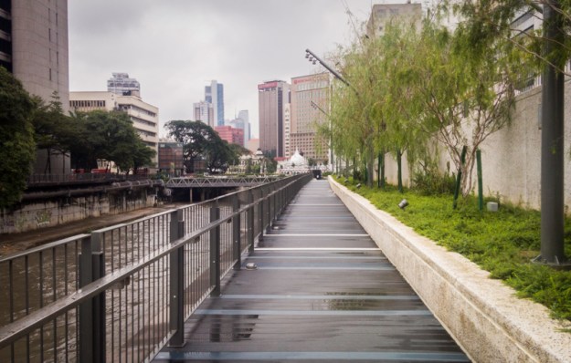 Jalur pedestrian yang terbuat dari kayu, memanjang dari Pasar Seni hingga Masjid Jamek
