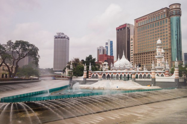 Air mancur di sekeliling Masjid Jamek