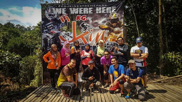 Foto bersama sebelum bermain ATV