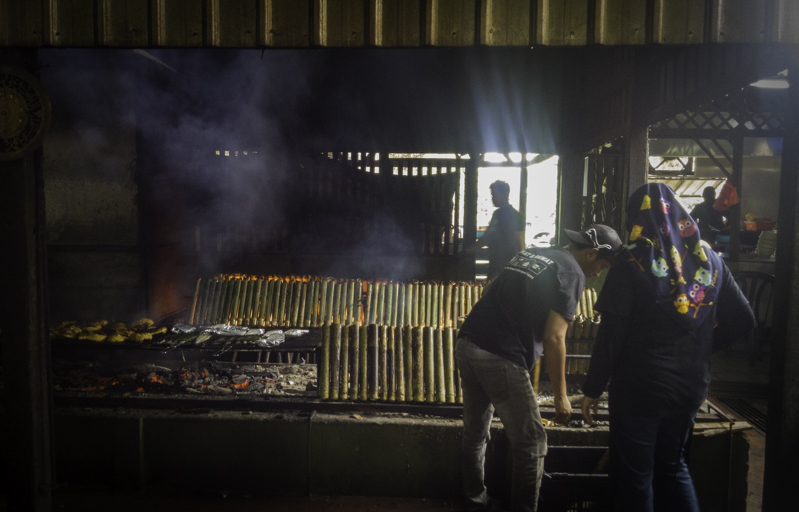 Bambu-bambu berisi lemang tengah dibakar