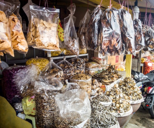 Aneka penganan yang dijajakan di tepi Danau Singkarak