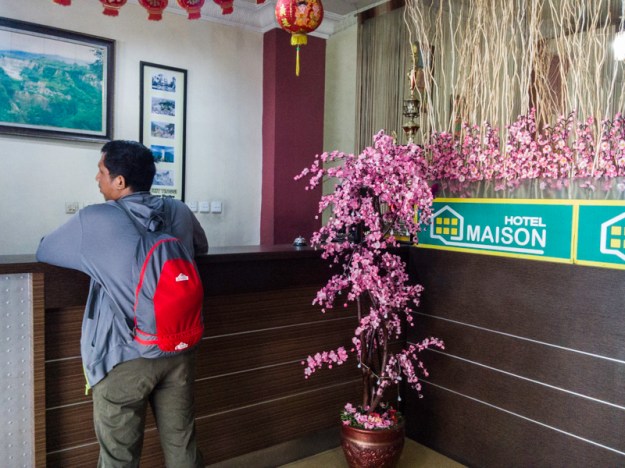 Check-out dari Hotel Maison