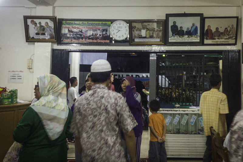 Foto-foto pejabat yang berkunjung ke Sate Mak Syukur