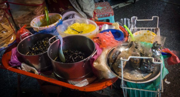 Salah satu lapak jajanan khas Minangkabau di dekat Jam Gadang