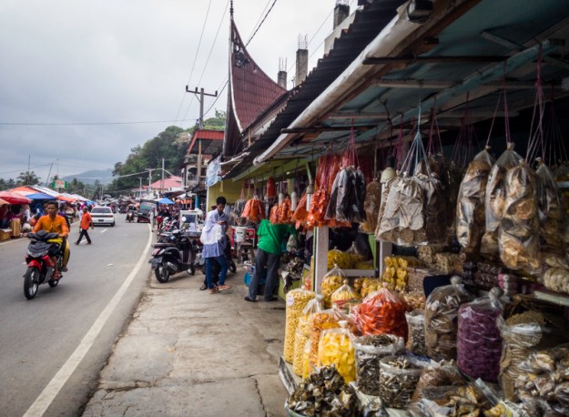 Deretan warung di tepi Danau Singkarak