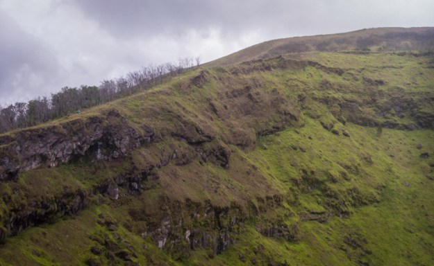 Berlari di dinding kawah Gunung Guntur