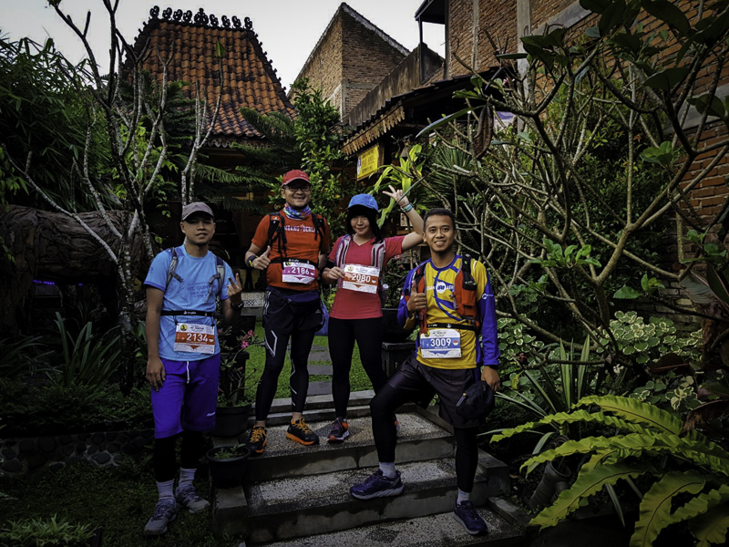 Foto bareng di penginapan sebelum berangkat lari