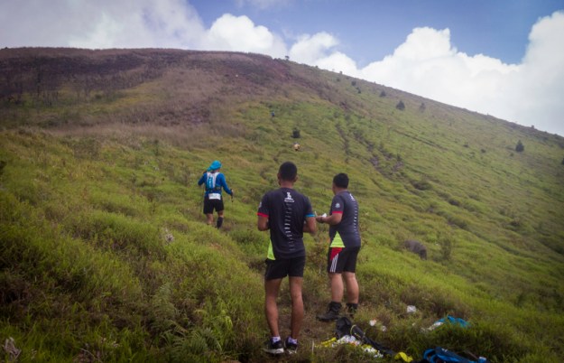 Peserta kategori 35 km masih naik ke puncak