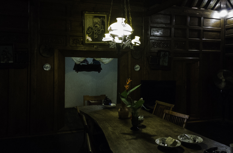 Meja makan tempat mengobrol di Villa D'Roemah Hampor