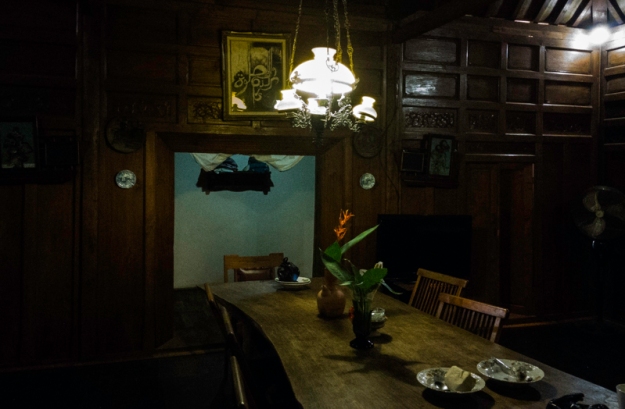 Meja makan tempat mengobrol di Villa D'Roemah Hampor