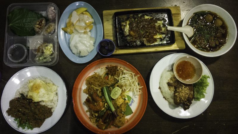 6 jenis menu yang sempat terfoto bersama. Daun yang kiri itu gratis.