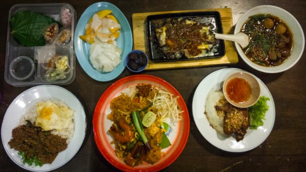 6 jenis menu yang sempat terfoto bersama. Daun yang kiri itu gratis.