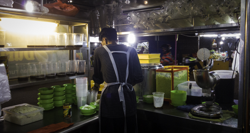 Penjual sedang menyiapkan es cendol