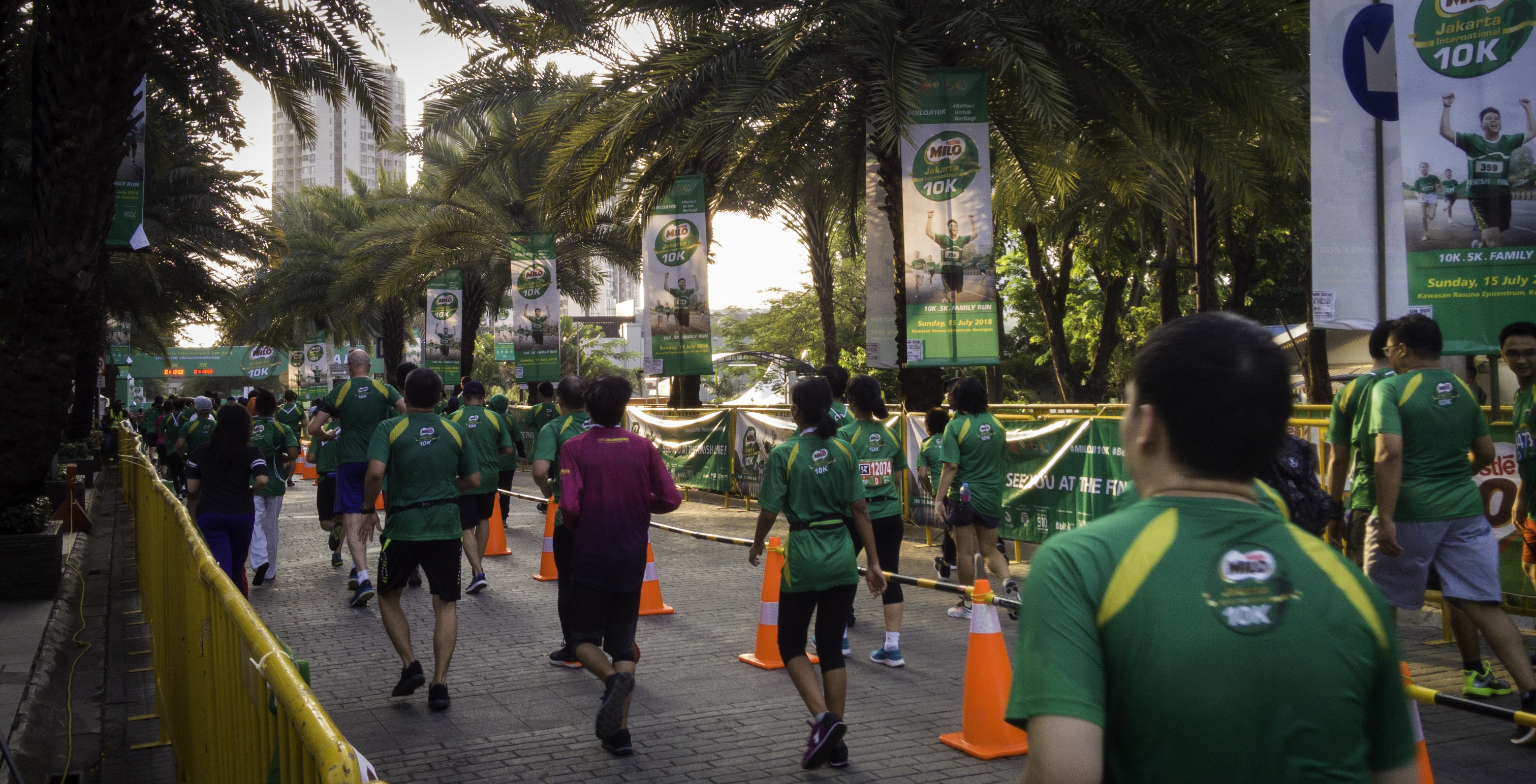 Peserta mendekati garis finish