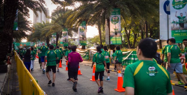 Peserta mendekati garis finish