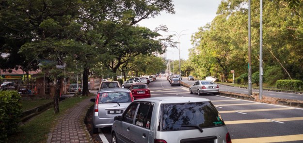 Bahu jalan di sekitar Bukit Wawasan yang dipakai parkir