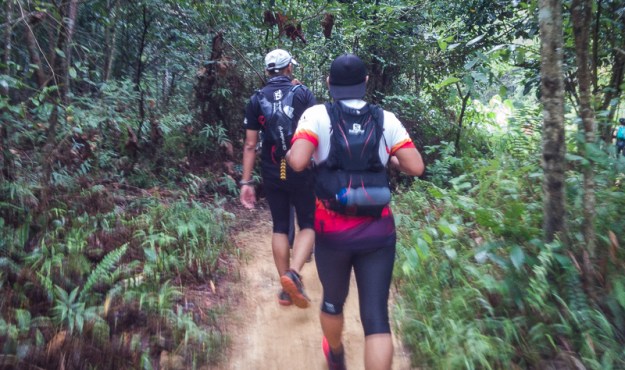 Kadang-kadang sambil berlari juga