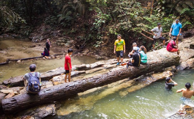 Duduk-duduk di sungai
