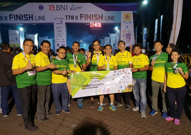 Tim IAIF yang masih bertahan hingga tengah malam di kampus ITB