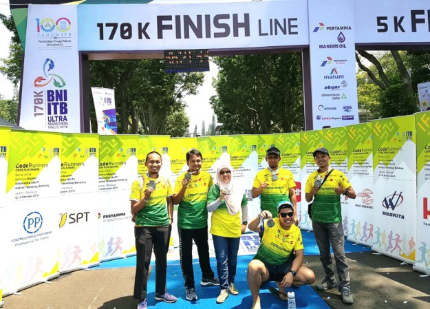 Foto bersama tim Code Runners relay 8 (kurang 2 orang)