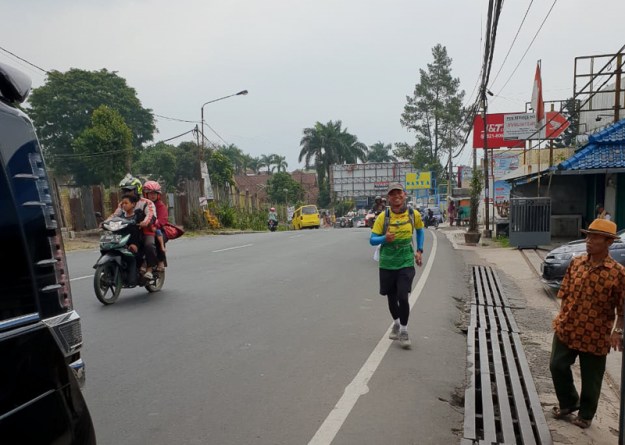 Berlari di daerah Cipanas (photo by mas Dodong IF'91)
