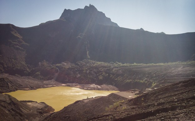 Kawah Gunung Kelud di garish finish