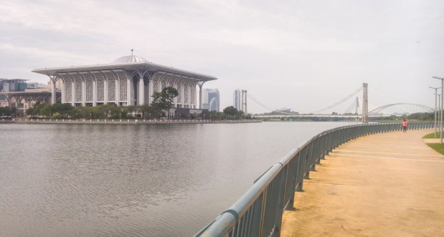 Jogging track juga melalui Masjid Masjid Tuanku Mizan Zainal Abidin a.k.a Masjid Besi