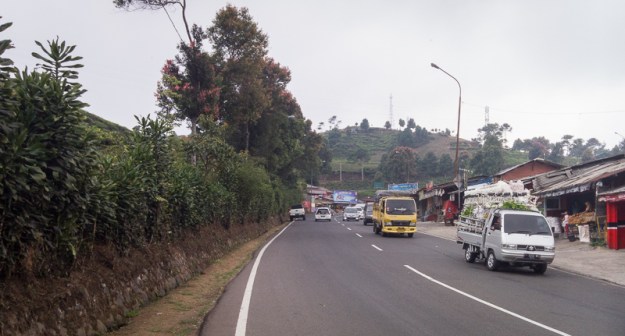 Pemandangan kebun teh dan warung-warung di sekitar Malrimba Garden