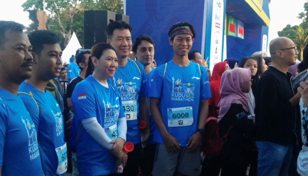 Susi Susanti dan Alan Budikusuma berfoto dengan pelari