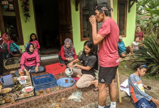 Dijamu teh hangat oleh warga setempat