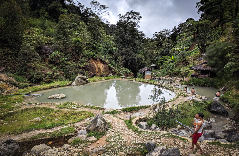 Salah satu kolam air belerang di kawasan wisata Kawah Cibuni