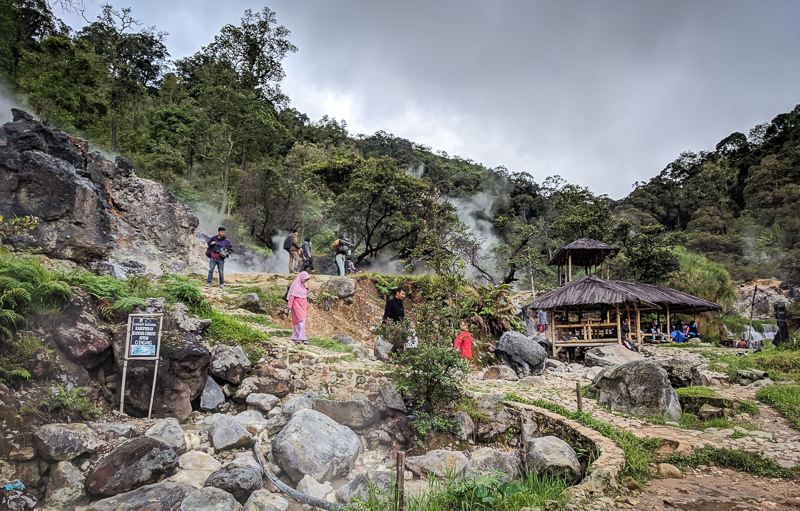 Beberapa saung di kawasan wisata Kawah Cibuni