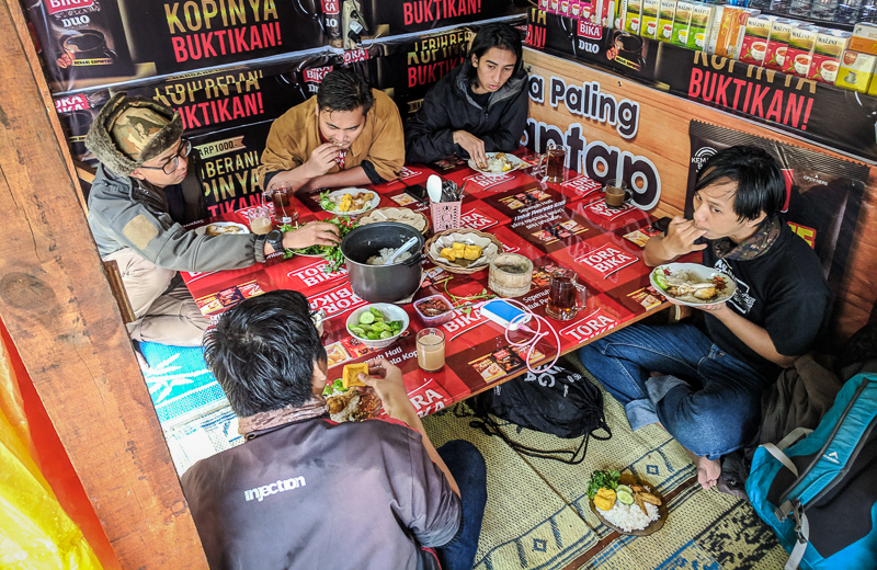Makan siang di salah satu warung di kawasan wisata Kawah Cibuni