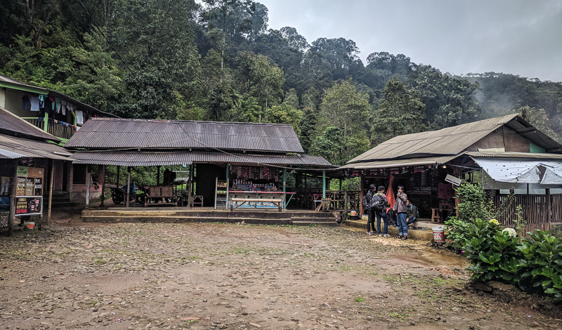Beberapa warung yang terdapat di objek wisata Kawah Cibuni