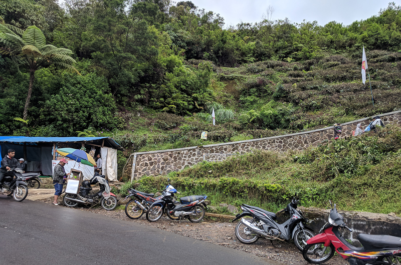 Jalan naik menuju Situs Kawah Cibuni