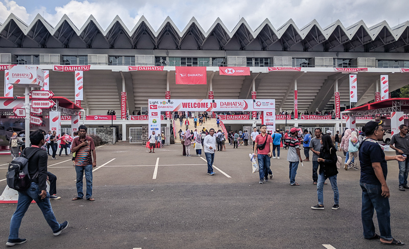 Suasana di depan Istora Senayan