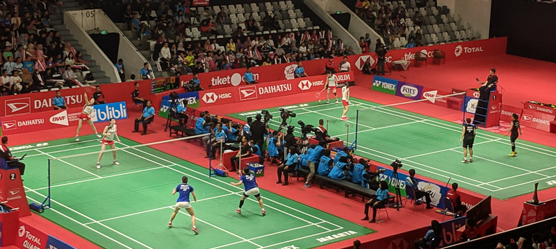 Dua partai ganda putra bermain bersamaan