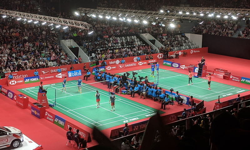 Dua partai ganda campuran bermain bersamaan