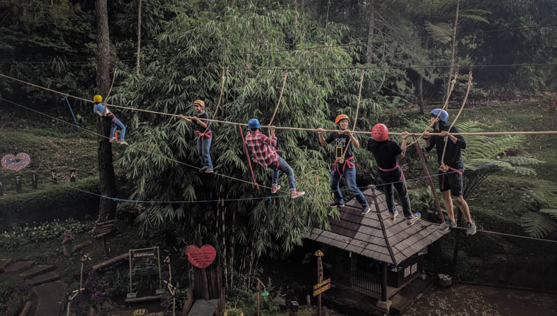 Meniti tali di Jembatan Goyang