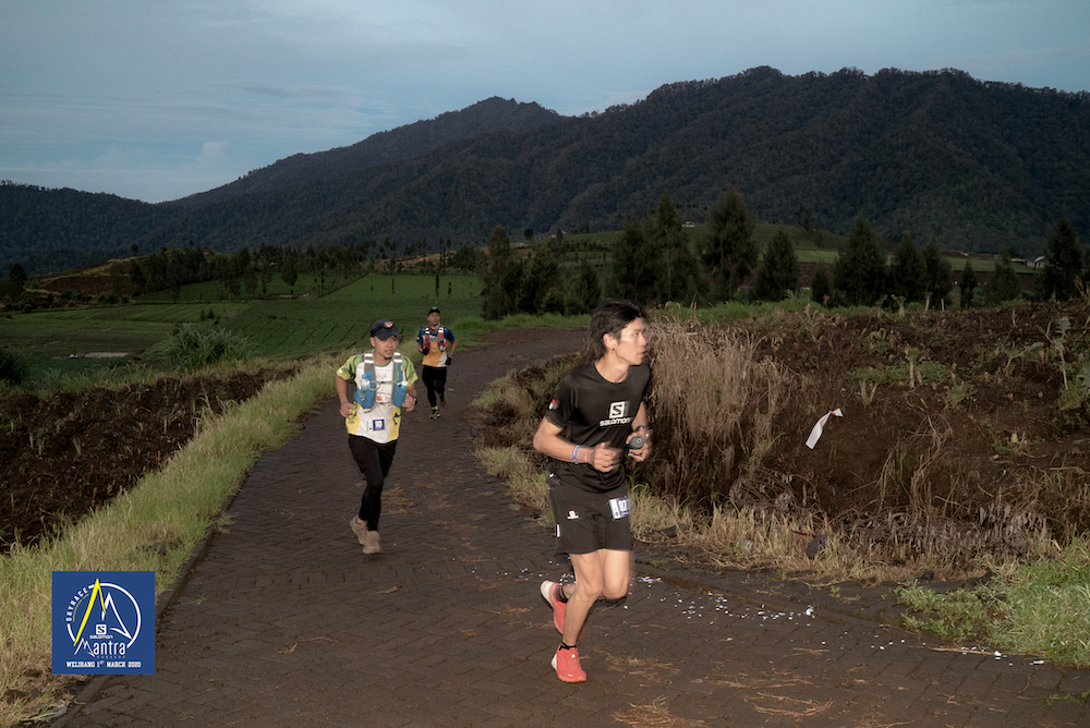 Berlari di antara ladang-ladang warga (photo by official)